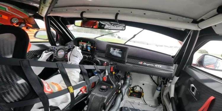 Como é um conduzir um Supra GT4 no circuito de Portimão?