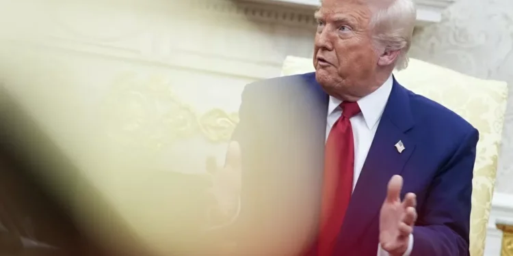 Bolsas despencam, mas Trump não volta atrás