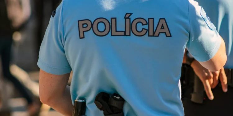 Agente da PSP também estará entre 13 detidos de megaoperação em prisões