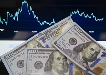 Dólar encerra o dia a R$ 5,71 de olho em Trump e Ibovespa fecha no maior nível desde 27 de março