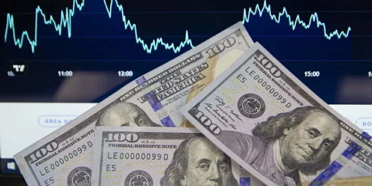Dólar encerra o dia a R$ 5,71 de olho em Trump e Ibovespa fecha no maior nível desde 27 de março
