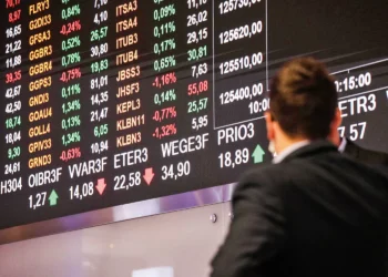 Ibovespa cede à pressão externa e desaba 2,96%; dólar vai a R$ 5,83