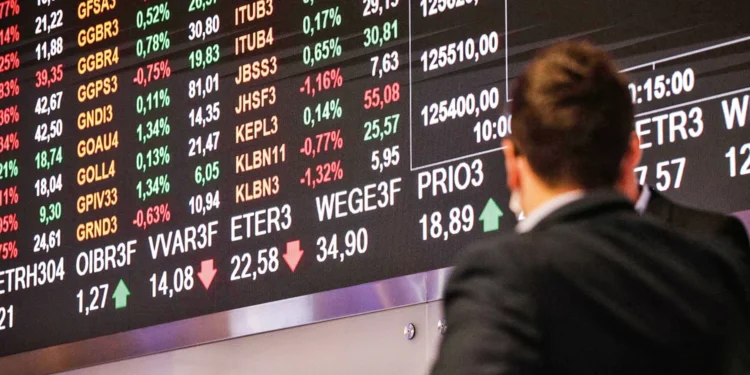 Ibovespa cede à pressão externa e desaba 2,96%; dólar vai a R$ 5,83