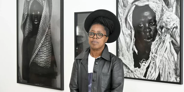 Ativista Zanele Muholi traz retratos da comunidade negra ‘queer’ a Serralves