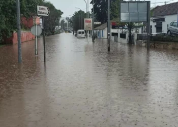 Casas e carros inundados, metro fechado. Chuva leva caos a Lisboa e Beja
