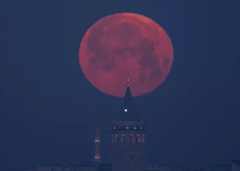 Foi fim de semana de Lua Rosa. Já olhou para o céu?