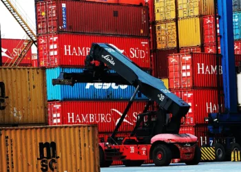 Têxteis, siderurgia, eletrônicos e mais: indústria teme invasão da China após tarifaço de Trump