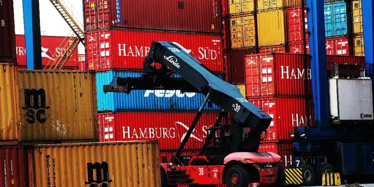 Têxteis, siderurgia, eletrônicos e mais: indústria teme invasão da China após tarifaço de Trump