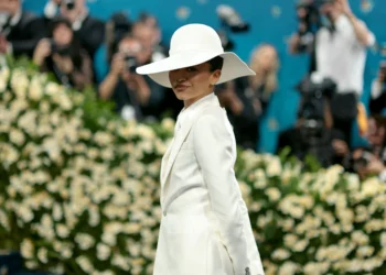 Glamour e alfaiataria vanguardista marcam looks em homenagem aos dândis negros no MET Gala 2025