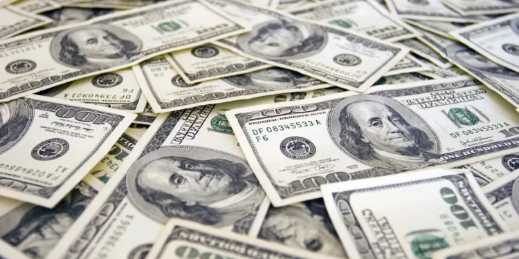 Dólar avança e Ibovespa tem leve queda em meio a alívio entre EUA e China e Superquarta