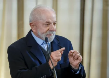 Lula assina medida provisória para expandir gratuidade na conta de luz e muda regras do setor elétrico