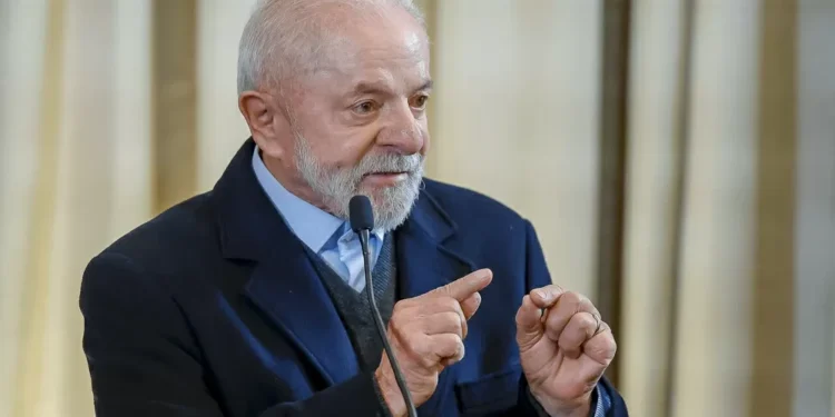 Lula assina medida provisória para expandir gratuidade na conta de luz e muda regras do setor elétrico