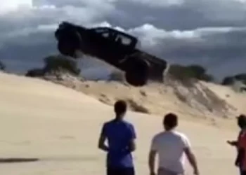 Ranger Raptor ‘voa’ em praia brasileira. Condutor desmaiou com o impacto