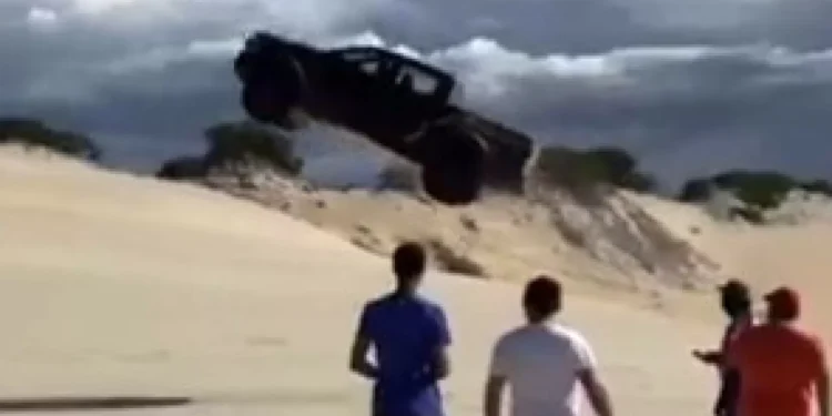 Ranger Raptor ‘voa’ em praia brasileira. Condutor desmaiou com o impacto