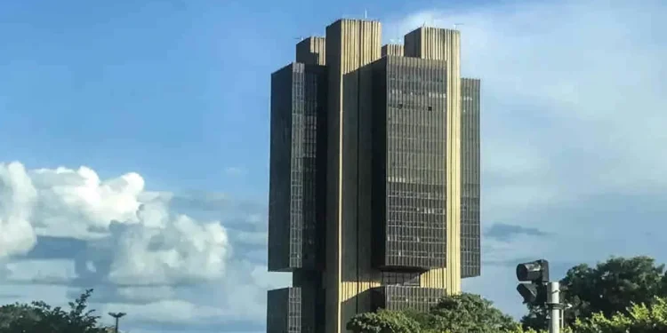 Copom desacelera alta e Selic vai a 14,75% ao ano, maior taxa em quase duas décadas