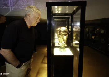 Ancelotti encara Canarinho Pistola, conhece sua sala e visita museu na CBF