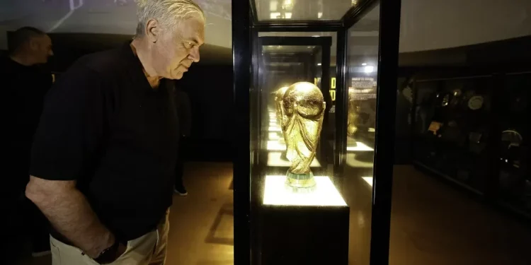 Ancelotti encara Canarinho Pistola, conhece sua sala e visita museu na CBF