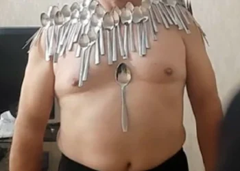 Iraniano bate recorde do Guinness com 96 colheres ‘coladas’ ao corpo