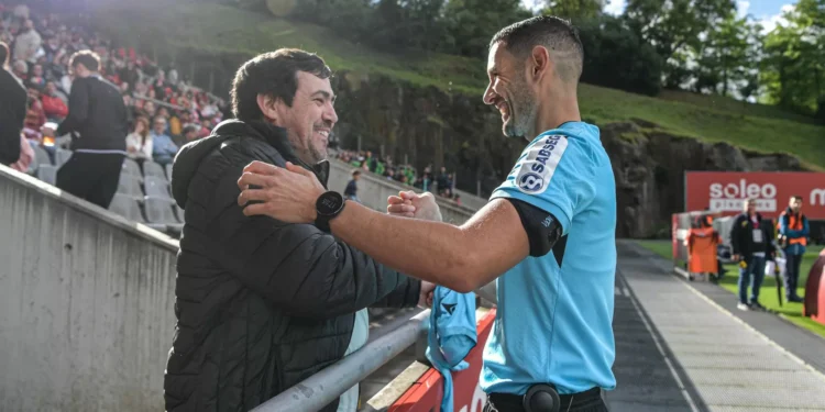 Adepto pediu camisola do árbitro do Braga-Santa Clara e aconteceu isto