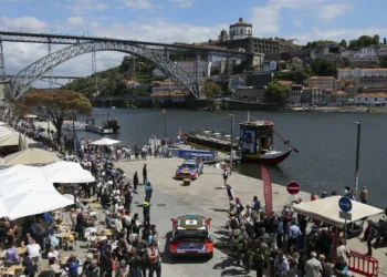 Carros do Rali de Portugal ‘pintaram’ Ribeira do Porto. Eis as imagens