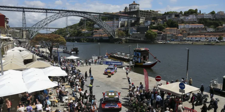 Carros do Rali de Portugal ‘pintaram’ Ribeira do Porto. Eis as imagens