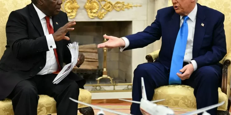 Trump constrange presidente sul-africano com acusações de ‘genocídio branco’