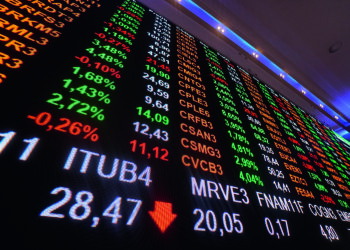 Dólar e Ibovespa avançam em dia de baixa liquidez com feriado nos EUA