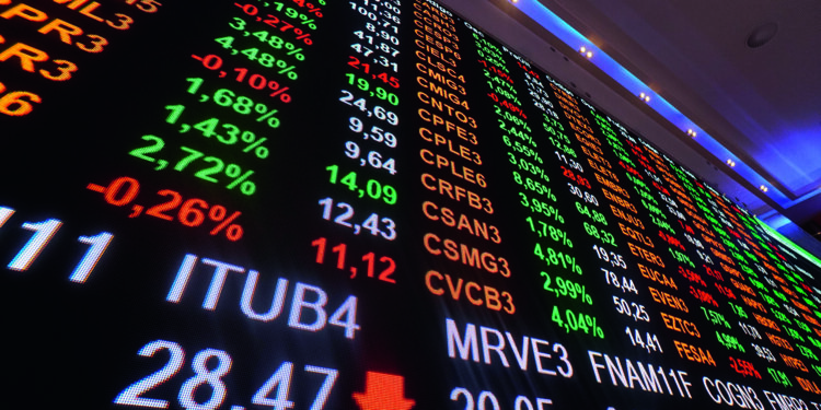 Dólar e Ibovespa avançam em dia de baixa liquidez com feriado nos EUA