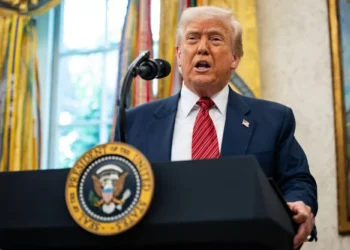 Trump descarta retirar tarifas de 145% sob produtos da China e oferece ajuda para Índia e Paquistão