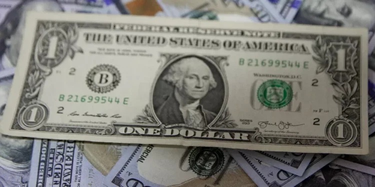 Dólar tem alta moderada com exterior em dia de ajustes e realização de lucros