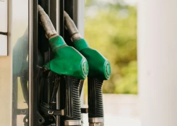 Combustível barato saiu caro. Foram abastecer carro e acabaram… apeados