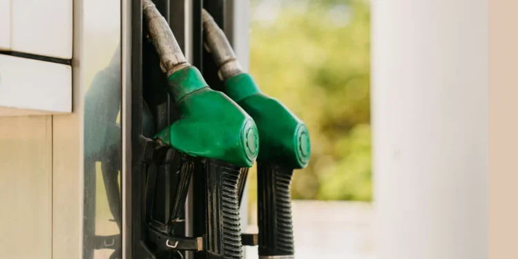 Combustível barato saiu caro. Foram abastecer carro e acabaram… apeados