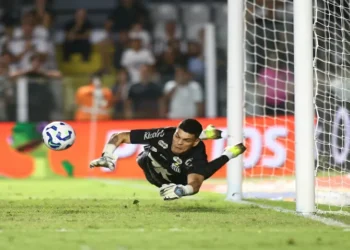 Brazão defende pênalti nos acréscimos e Santos empata com CRB na estreia de Cléber Xavier