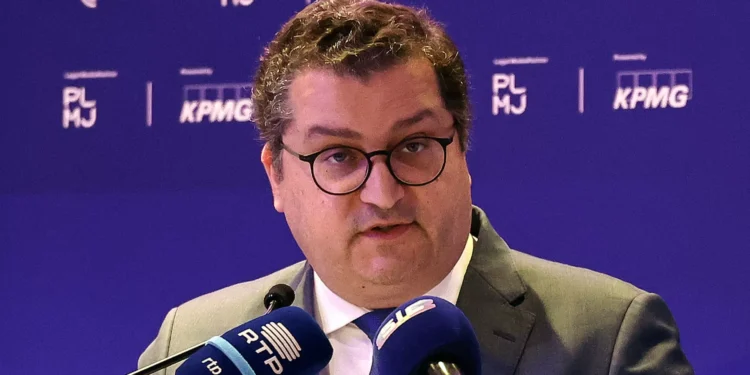 Miranda Sarmento contra maior representação espanhola na banca portuguesa