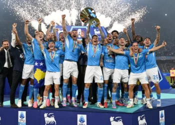 Conte faz história na Serie A no quarto título de campeão do Napoli