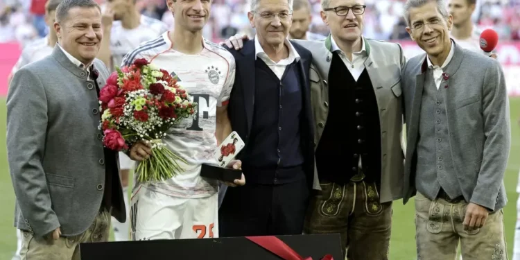 Bayern vence Borussia Mönchengladbach com comemoração do título e despedida para Müller