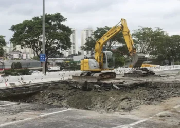 Cratera reaparece na Marginal Tietê um mês após reparo e interdita pista