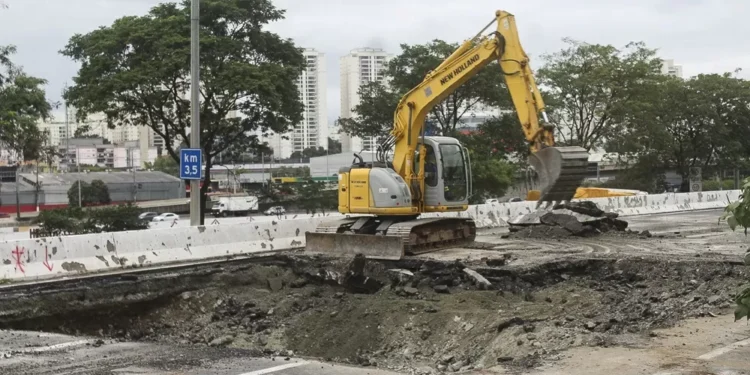 Cratera reaparece na Marginal Tietê um mês após reparo e interdita pista