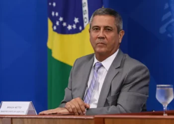 Moraes diz que Braga Netto poderia colocar ação do golpe em risco e mantém general preso