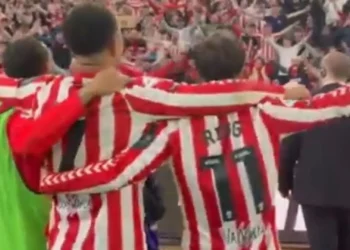 Arrepiante. Os festejos do Sunderland após mais um passo rumo à elite