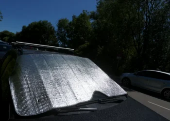 Cuidado na hora de pôr o para-sol no seu carro