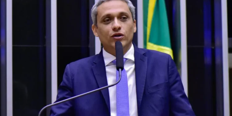 Comissão aprova controle do Legislativo sobre bloqueio de redes sociais de parlamentares