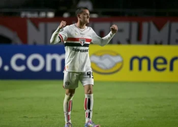 Jovem Lucca entra no fim, marca gol de empate contra o Libertad e classifica o São Paulo para as oitavas da Libertadores