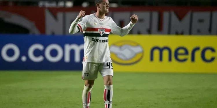 Jovem Lucca entra no fim, marca gol de empate contra o Libertad e classifica o São Paulo para as oitavas da Libertadores