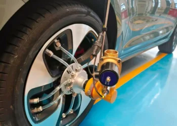 Há uma maneira segura de furar um pneu a 140 km/h… mas não é para todos