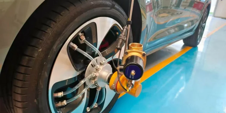 Há uma maneira segura de furar um pneu a 140 km/h… mas não é para todos