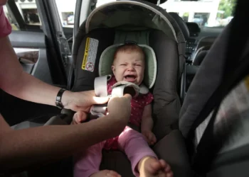 Calor chegou e é um perigo para crianças nos carros. Os cuidados a ter