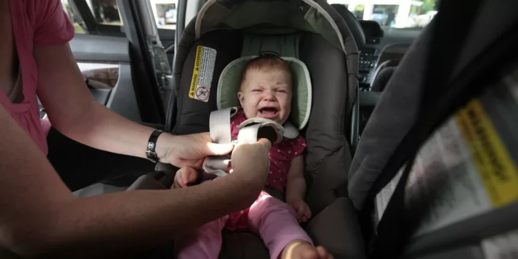 Calor chegou e é um perigo para crianças nos carros. Os cuidados a ter