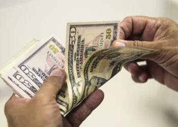 Dólar avança e Ibovespa tem leve alta apesar de alívio na guerra comercial entre EUA e China