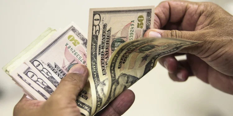 Dólar avança e Ibovespa tem leve alta apesar de alívio na guerra comercial entre EUA e China